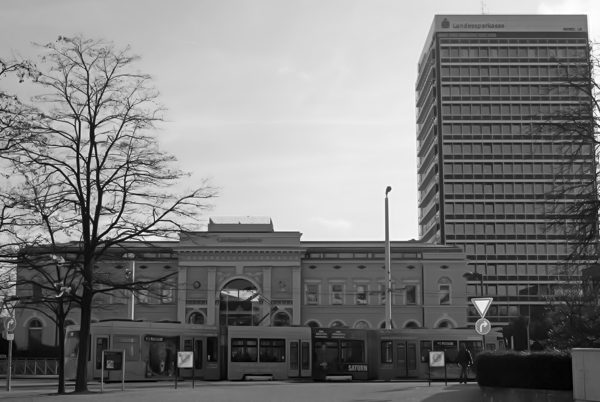 Altes auf einer Traditionsinsel: Vom klassizistischen Bahnhofsgebäude blieb nur die Front erhalten im Inneren residiert ein Bankunternehmen
