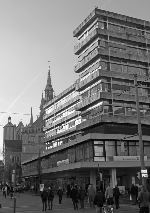 Stilmischmasch im Stadtzentrum: Neugotik des 19. Jahrhunderts, gekachelte Zweckbauten und bescheidene Großstadt-Moderne auf engstem Raum
